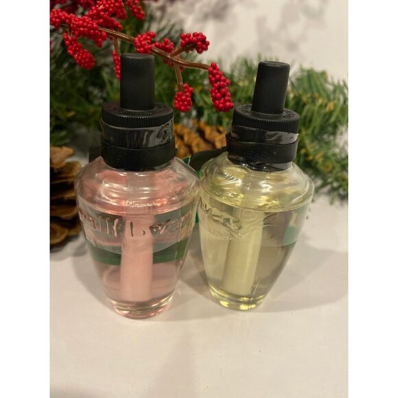 Bath & Body Works Christmas Holiday 2 New Wallflowers - Picture 6 of 6